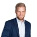 En profilbild av fastighetsmäklare Johan Lindblom
