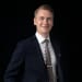 En profilbild av fastighetsmäklare Daniel Andersson