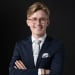 En profilbild av fastighetsmäklare Fredrik Ulvestaf