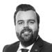 En profilbild av fastighetsmäklare Simon Alerås