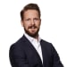 En profilbild av fastighetsmäklare Dennis Sivertsson