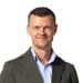 En profilbild av fastighetsmäklare Tobias Darnell