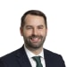 En profilbild av fastighetsmäklare Sebastian Hanisch