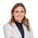 En profilbild av fastighetsmäklare Lina Öberg