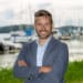 En profilbild av fastighetsmäklare Dennis Johansson