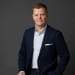 En profilbild av fastighetsmäklare Stefan Larsson
