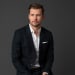 En profilbild av fastighetsmäklare Jesper Danielsson