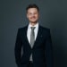 En profilbild av fastighetsmäklare Mateusz Samuelsson
