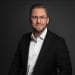 En profilbild av fastighetsmäklare Philip Ivarsson