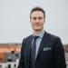 En profilbild av fastighetsmäklare Henrik Gustafsson