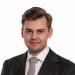 En profilbild av fastighetsmäklare Isaac Sundin Karlsson