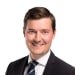 En profilbild av fastighetsmäklare Emil Jonsson