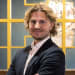 En profilbild av fastighetsmäklare Max Nilsson