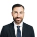 En profilbild av fastighetsmäklare Afram Akyol