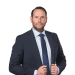 En profilbild av fastighetsmäklare Peter Borromei