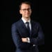 En profilbild av fastighetsmäklare Andrej Stankovic