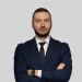 En profilbild av fastighetsmäklare Edin Vatres