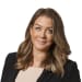 En profilbild av fastighetsmäklare Josefine Karlsson