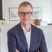 En profilbild av fastighetsmäklare Roger Johansson