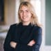 En profilbild av fastighetsmäklare Louise Andersson