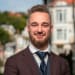 En profilbild av fastighetsmäklare Daniel Anderson