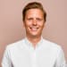 En profilbild av fastighetsmäklare Andreas Hansen