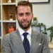 En profilbild av fastighetsmäklare Emanuel Turgay
