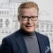 En profilbild av fastighetsmäklare Mathias Holmgren