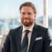 En profilbild av fastighetsmäklare Anton Andersson