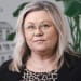 En profilbild av fastighetsmäklare Heléne Karlsson