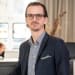 En profilbild av fastighetsmäklare Andreas Bromfalk