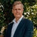 En profilbild av fastighetsmäklare Ola Lindvall