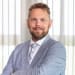 En profilbild av fastighetsmäklare Andreas Paulsson