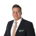 En profilbild av fastighetsmäklare Leonardo Guevara