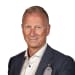 En profilbild av fastighetsmäklare Niklas Harlevi