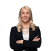 En profilbild av fastighetsmäklare Evelina Schmekel