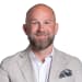 En profilbild av fastighetsmäklare Jonas Persson