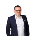 En profilbild av fastighetsmäklare Daniel Jönsson