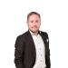 En profilbild av fastighetsmäklare Carl-Johan Åkesson