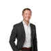 En profilbild av fastighetsmäklare Linus Lennartsson