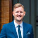 En profilbild av fastighetsmäklare Daniel Hällblad