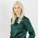 En profilbild av fastighetsmäklare Angelica Svensson