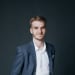 En profilbild av fastighetsmäklare Oliver Lööv