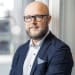 En profilbild av fastighetsmäklare John Svensson