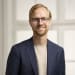 En profilbild av fastighetsmäklare Fredrik Karström