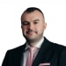 En profilbild av fastighetsmäklare Sebastian Benits