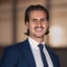 En profilbild av fastighetsmäklare Elias Oujlouq