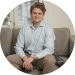 En profilbild av fastighetsmäklare Elias Swartswe