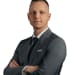 En profilbild av fastighetsmäklare Dennis Ceder