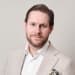 En profilbild av fastighetsmäklare Andreas Söderkvist